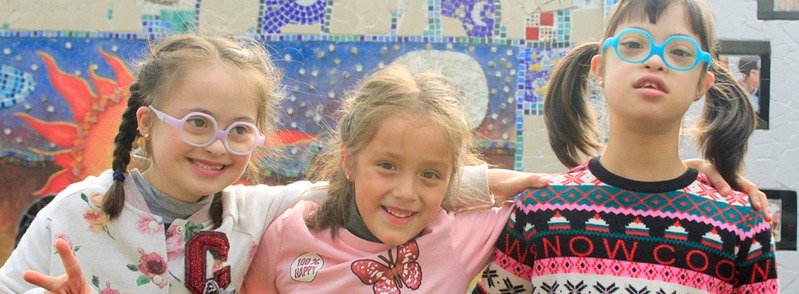 Niñas en etapa escolar sonriendo juntas
