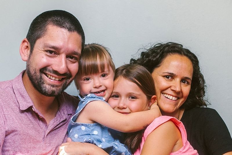 Familia abrazándose con cariño