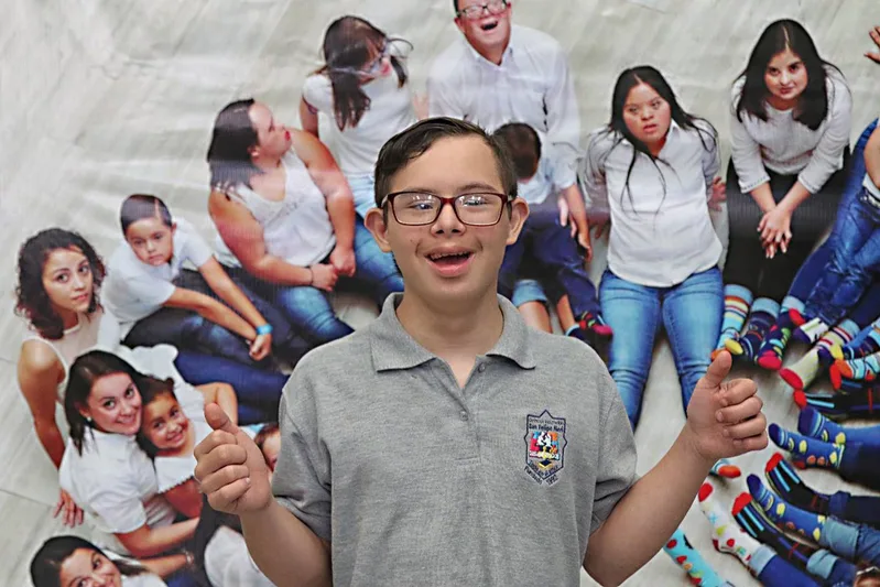 Joven avanzando hacia la vida adulta con apoyo